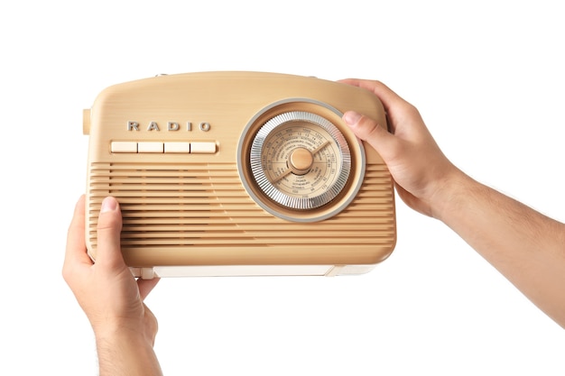 Jonge man met retro radio op witte ruimte