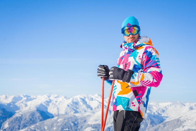 Foto jonge man met ski's en skikleding