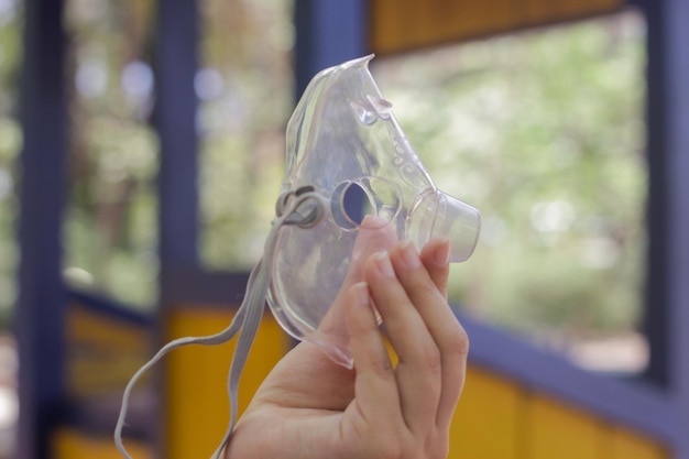Jonge man met vernevelaar voor inhalatie respiratoire geneeskunde astma behandelingx9x9