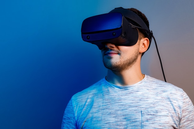 Jonge man met virtual reality bril