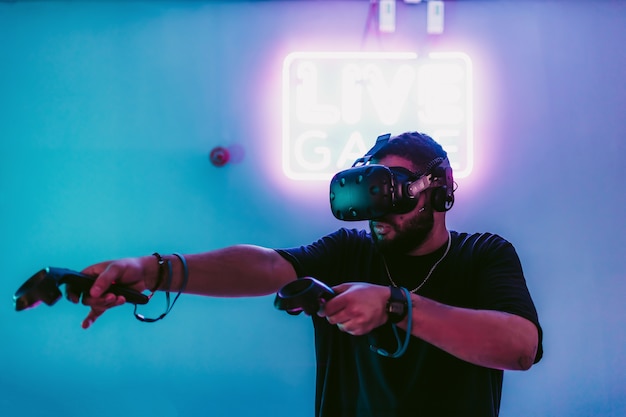 Jonge man met virtual reality-bril