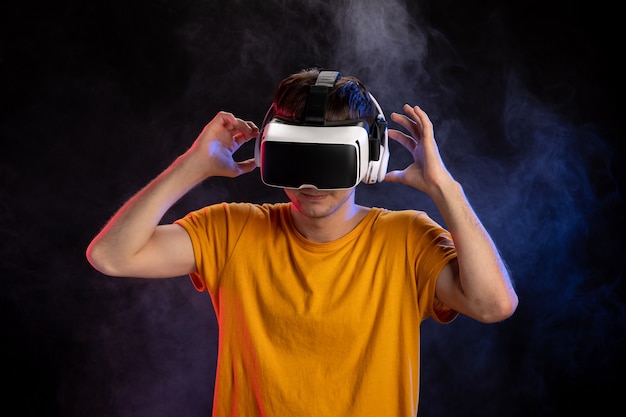 Jonge man met virtual reality headset op zwarte ondergrond