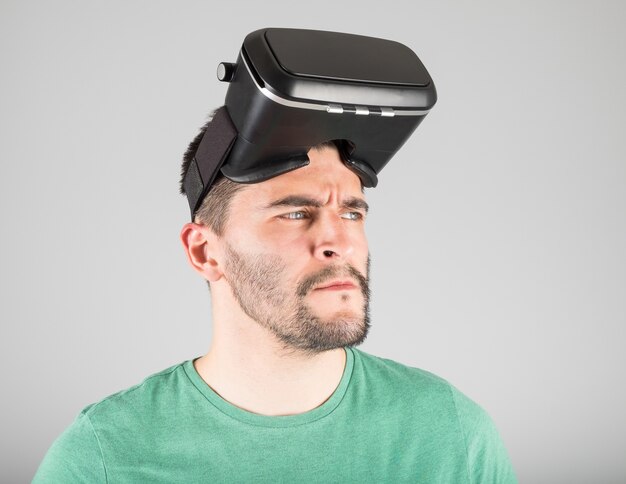 Jonge man met VR-bril geïsoleerd