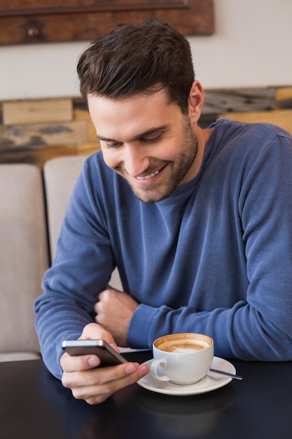 Jonge man met zijn smartphone