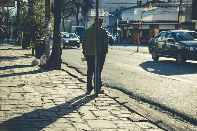 Jonge man modellering in straten van een stad bij zonsondergang