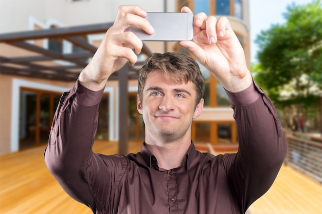 Jonge man nemen selfie met zijn smartphone. Close-up shot