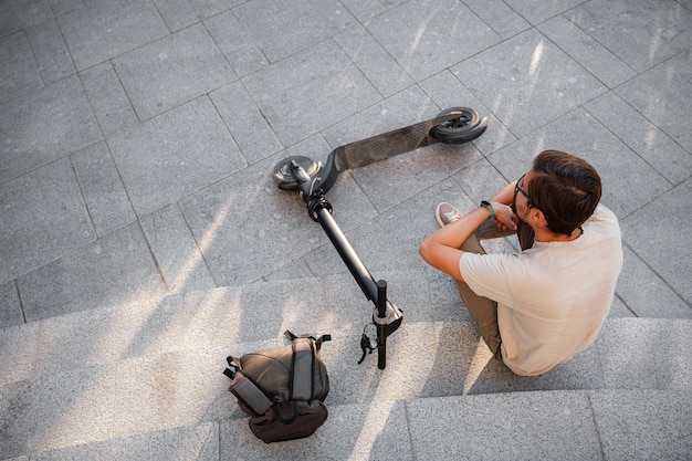 Jonge man ongeval met een elektrische scooter op straat