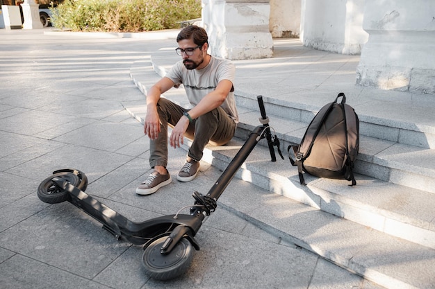 Jonge man ongeval met een elektrische scooter op straat