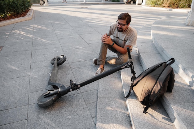 Jonge man ongeval met een elektrische scooter op straat