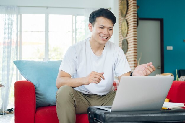 Jonge man online werken en leren vanuit huis.