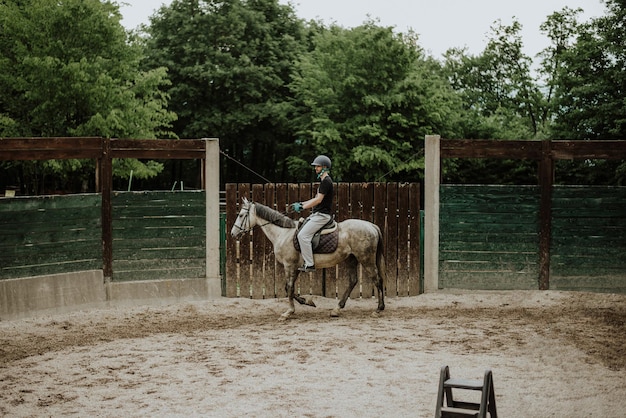 Jonge man op een paard.