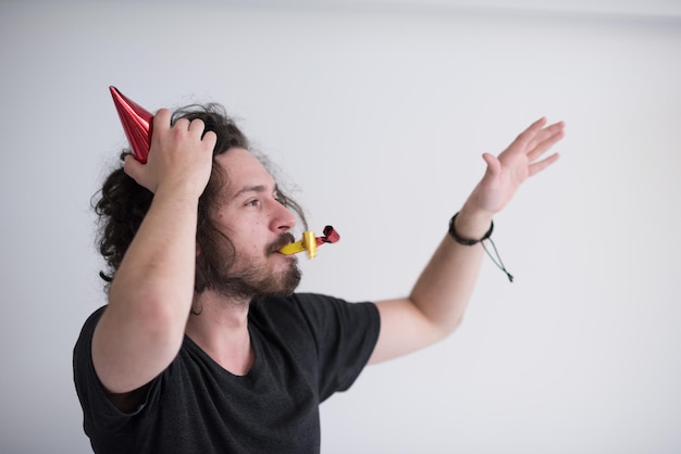 jonge man op feest nieuwjaar vieren en dansen