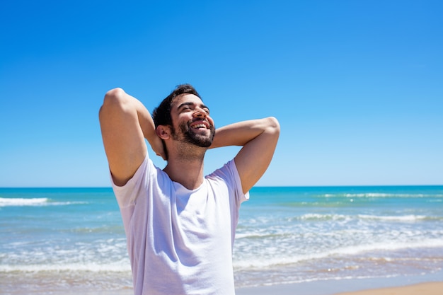 Jonge man op het strand