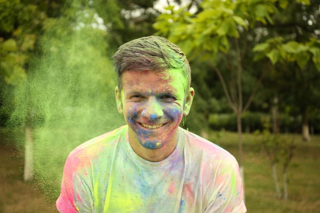 Jonge man op Holi-kleurenfestival in park