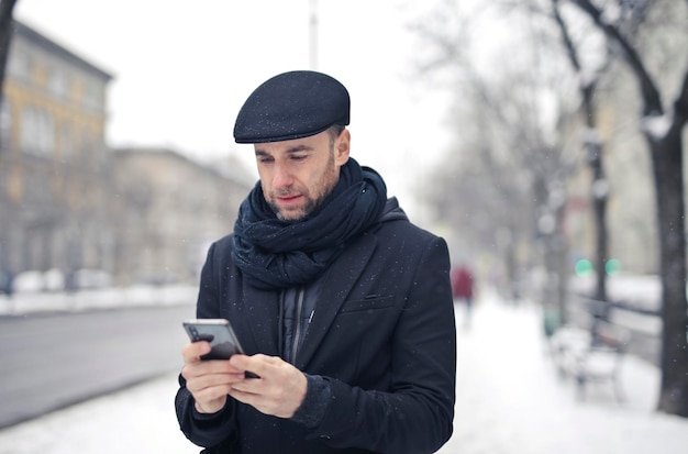 Jonge man op straat met smartphone