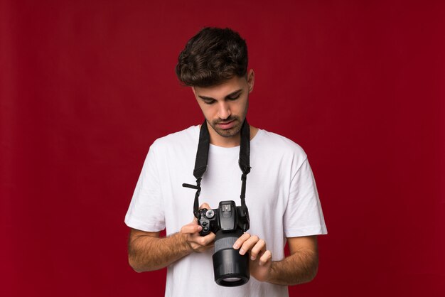 Jonge man over geïsoleerd met een professionele camera