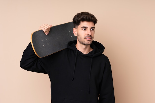 Jonge man over geïsoleerd met skate