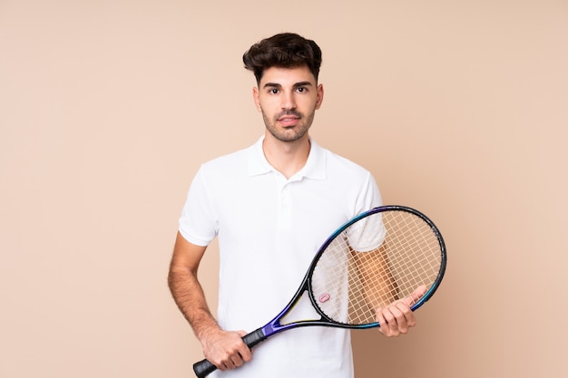 Jonge man over geïsoleerde tennissen