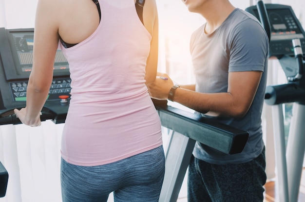 jonge man personal trainer met jonge vrouwelijke cliënt