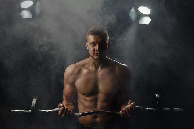 Jonge man poseren met een barbell