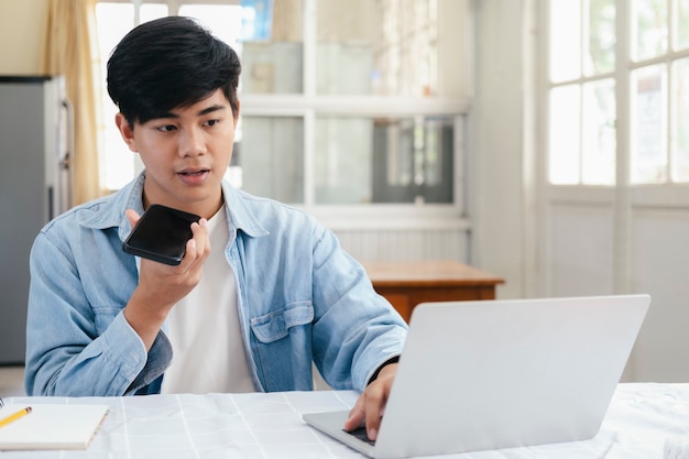 Jonge man praten met handsfree aan de telefoon