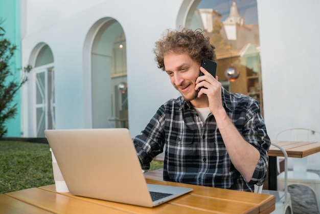 Jonge man praten over de telefoon.