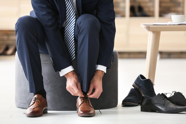 Foto jonge man probeert schoenen in de winkel