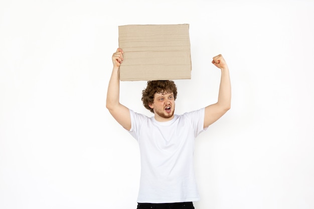 Jonge man protesteert met een leeg bord