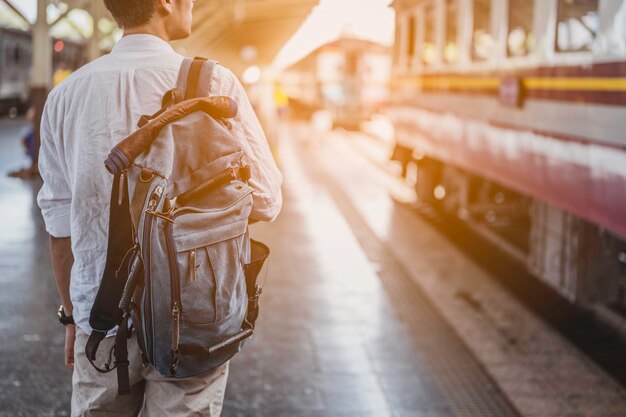 Jonge man reizende backpacker in treinstation.travel concept.