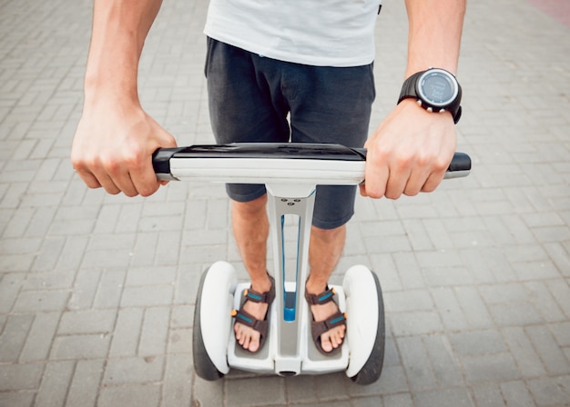 Jonge man rijden op Segway in het park.