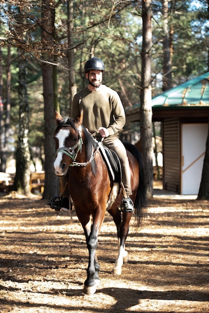 Jonge man rijdt op een paard