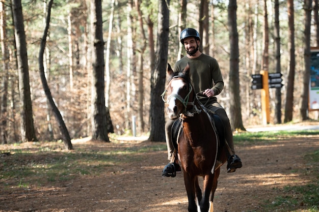 Jonge man rijdt op een paard