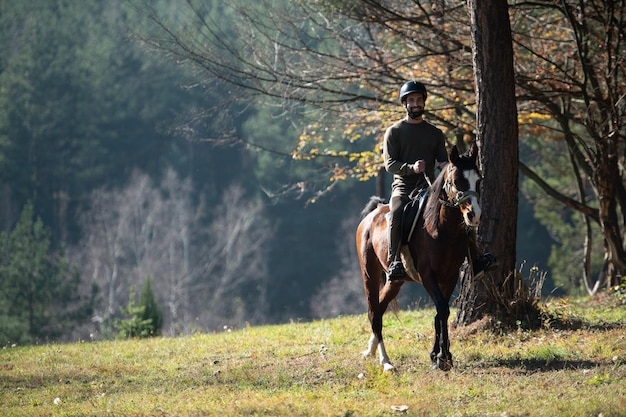 Jonge man rijdt op een paard