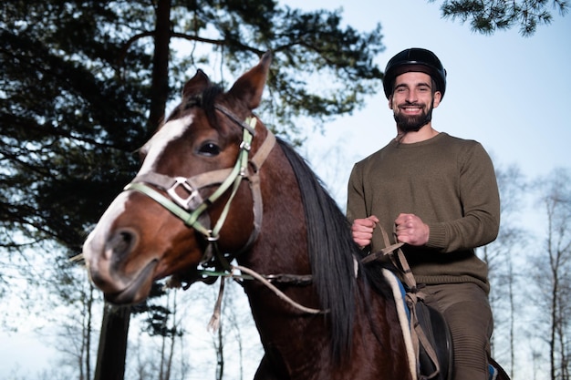 Jonge man rijdt op een paard