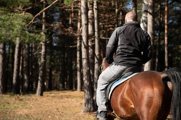 Foto jonge man rijdt op een paard