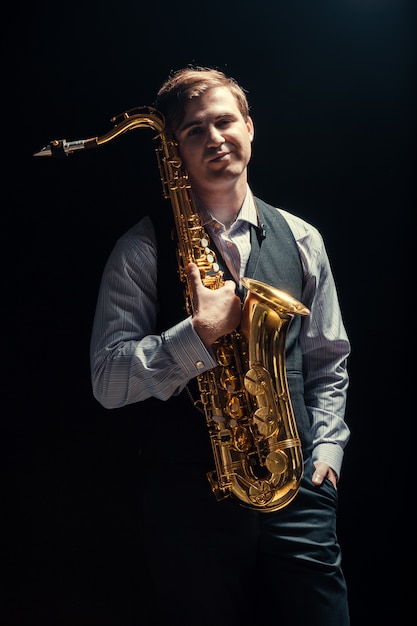 Jonge man saxofoon spelen