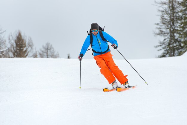 Jonge man ski beoefenen op de berg