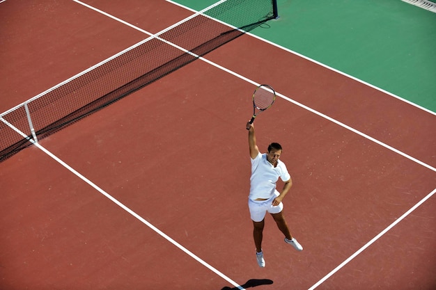 jonge man speelt tennis