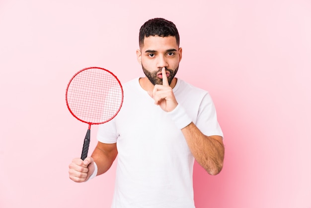 Jonge man spelen badminton geheim houden