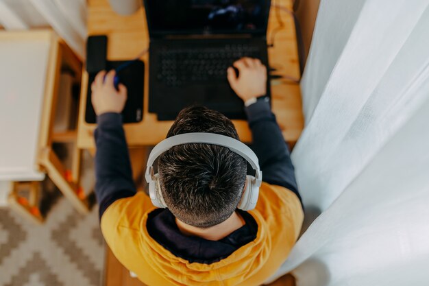 Jonge man spelen van computerspelletjes