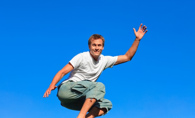 Jonge man springen in de lucht