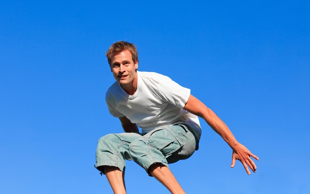 Foto jonge man springen in de lucht