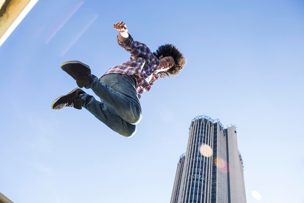 Jonge man springen in de lucht