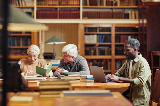 Jonge man studeert in bibliotheek