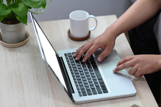 Jonge man surfen op internet met laptop thuis