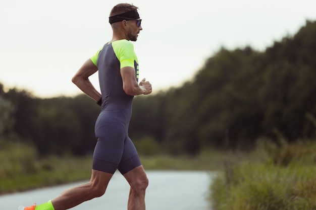 Jonge man, triatlon mannelijke atleet die deelneemt aan sportcompetitie buitenshuis