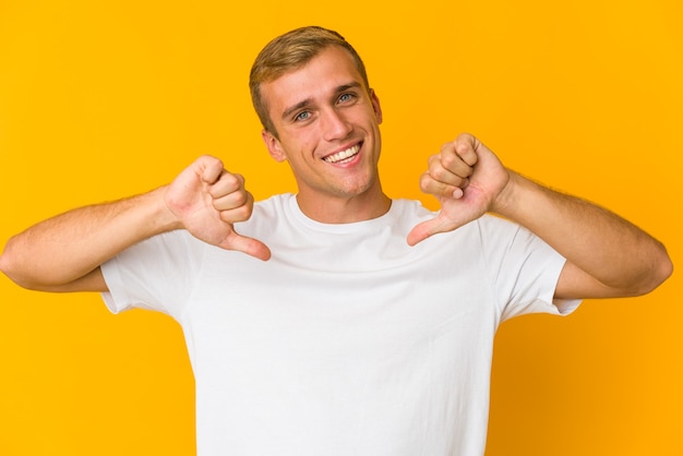 Jonge man uiting van emoties geïsoleerd