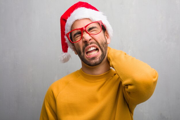 Jonge man vieren Kerstdag houden geschenken lijden nekpijn