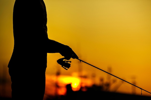 Jonge man vissen op zee