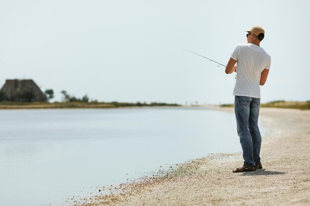 Jonge man vissen op zee